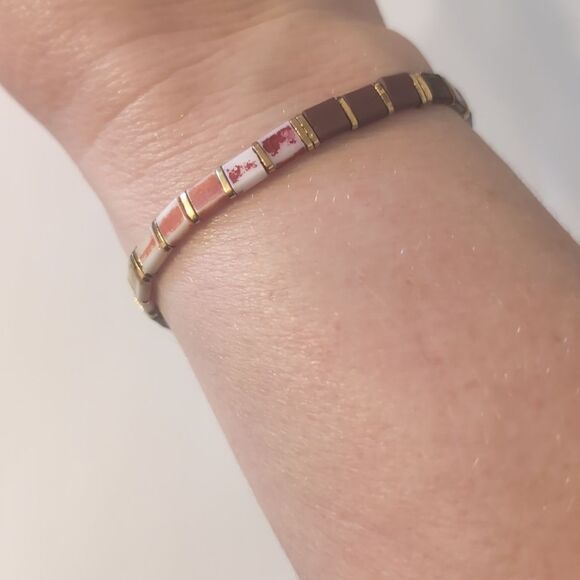682 Red‎ Black and Gold Beaded Stretch Bracelet - Picture 1 of 4